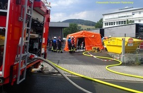 Feuerwehr Plettenberg: FW-PL: Gefahrstoffaustritt in Plettenberger Industriebetrieb. Feuerwehr mehrere Stunden mit Eindämmung des Schadens beschäftigt