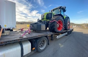 Polizeidirektion Kaiserslautern: POL-PDKL: Traktor droht von der Ladefläche zu fallen...