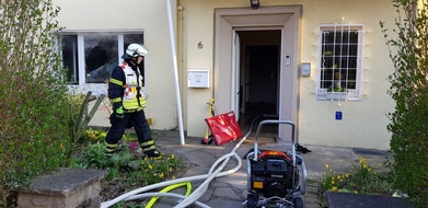 Feuerwehr Herdecke: FW-EN: Zwei Einsätze zeitgleich: Küchenbrand Am Ossenbrink und schwerer Unfall auf der Wetterstraße