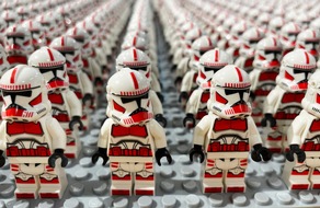 REKORD-INSTITUT für DEUTSCHLAND: Stars-Wars-Tag 2024 – 53.900 LEGO®-Minifiguren holen RID-Weltrekord zu JB Spielwaren nach Oberhausen