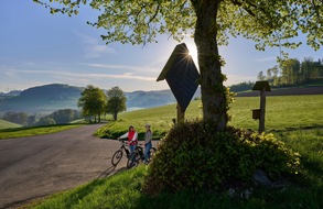 Schmallenberger Sauerland Tourismus: Mit dem Fahrrad auf der Suche nach Stille, Weite und Sinn – neue Dorfkirchen-Radroute im Schmallenberger Sauerland