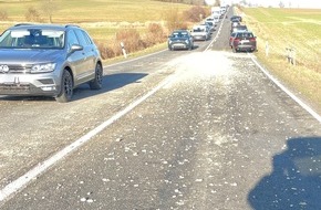 Landespolizeiinspektion Nordhausen: LPI-NDH: Tonnenweise Schotter verloren - Eine Person verletzt, mehrere Fahrzeuge beschädigt