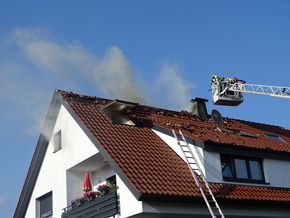 KFV-CW: Mehrfamilienhaus in Oberkollbach nach Dachstuhlbrand unbewohnbar / Vier Personen, darunter zwei Kinder, kamen ins Krankenhaus