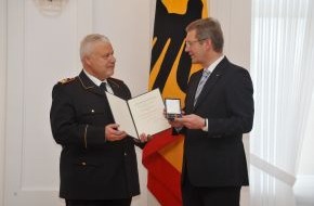 Deutscher Feuerwehrverband e. V. (DFV): Bundespräsident ehrt DFV-Präsidenten Kröger / Einsatz für das Gemeinwesen mit Bundesverdienstkreuz 1. Klasse gewürdigt (mit Bild)