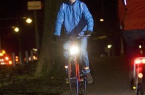 Polizeiinspektion Nienburg / Schaumburg: POL-NI: Polizeiaktion für Fahrradfahrer - "Leuchten voran!"   Bild im Download vom ADFC Oliver Tjaden