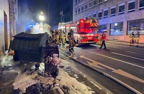 Feuerwehr Stuttgart: FW Stuttgart: Brennt Müllraum in Mehrfamilienhaus in Stuttgart-West