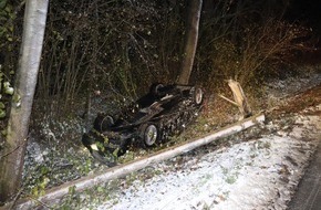 Kreispolizeibehörde Herford: POL-HF: Glatte Fahrbahn sorgt für Unfall- BMW schleudert in Graben