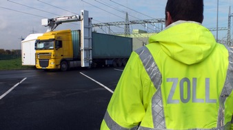ZOLL-F: Zoll und Polizei kontrollieren Container-Schiff im Hafen Industriepark Höchst