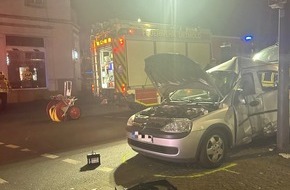 Feuerwehr Detmold: FW-DT: Verkehrsunfall - PKW prallt gegen Ampel