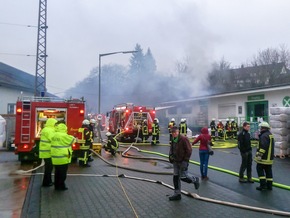 FW-OE: Kellerbrand in einer Genossenschaft, stundenlanger Einsatz für die Feuerwehr Lennestadt