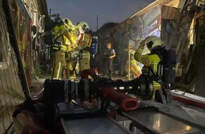 Feuerwehr Dresden: FW Dresden: Brand in einem Lagergebäude