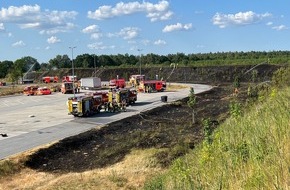 Kreisfeuerwehrverband Segeberg: FW-SE: Flächenbrand auf der Autobahn bei Kaltenkirchen