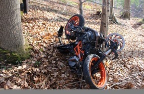 Polizei Rheinisch-Bergischer Kreis: POL-RBK: Odenthal - Vier Verletzte nach Zusammenstoß zwischen zwei Pkw und einem Motorradfahrschüler