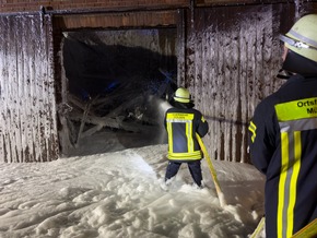 FW Lüchow-Dannenberg: +++ Nächtlicher Großeinsatz in Lüchow-Dannenberg +++ Feuer zerstört landwirtschaftliches Gebäude +++ Feuerwehr verhindert Ausbreitung +++ Person verletzt +++