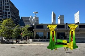 FHNW - Fachhochschule Nordwestschweiz: FHNW; Hochschule für Gestaltung und Kunst Basel: «Temple of Fire» von Pilar Quinteros auf dem Campus der Künste: Säulen, Grillstelle und Ort der Zusammenkunft