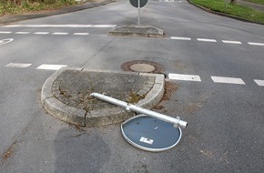 Kreispolizeibehörde Unna: POL-UN: Werne - Verkehrszeichen umgefahren: Polizei sucht flüchtiges Fahrzeug