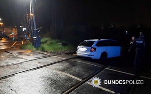 Bundespolizeidirektion Sankt Augustin: BPOL NRW: Festgefahrenes Kraftfahrzeug im Gleisbett: Bundespolizei und Kran im Einsatz