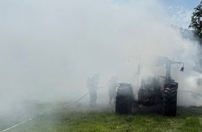 Freiwillige Feuerwehr Aurich: FW-AUR: Treckergespann ausgebrannt