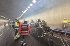 Feuerwehr der Stadt Arnsberg: FW-AR: Schwerer Verkehrsunfall auf der BAB 46 im Tunnel Uentrop mit 3 verletzten Personen Großangelegte Rettungsübung im Tunnel der A46 bei Arnsberg
