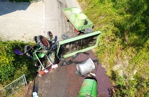Polizeipräsidium Freiburg: POL-FR: Vogstburg/Burkheim: Traktor mit Anhängern kippt bei Talfahrt um - Fahrer eingeklemmt und lebensgefährlich verletzt