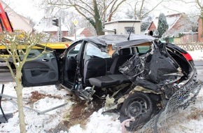 Polizei Minden-L&uuml;bbecke: POL-MI: Schranken umfahren und mit Zug kollidiert - Fahrer zun&auml;chst fl&uuml;chtig