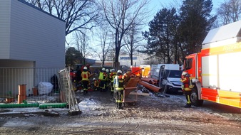 Kreisfeuerwehrverband Pinneberg: FW-PI: Person bei Tiefbauarbeiten unter Mauerresten eingeklemmt Einsatzort: Elmshorn Norderstraße Einsatz: TH Y