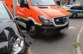Feuerwehr Düsseldorf: FW-D: Rettungswagen kollidiert auf Einsatzfahrt mit Pkw - Drei Verletzte vor Ort versorgt - Fahrzeuge nicht fahrbereit