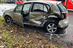 Polizei Duisburg: POL-DU: Alt-Homberg: Autofahrerin nach Zusammenstoß schwer verletzt
