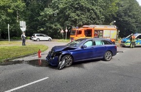 Feuerwehr Mülheim an der Ruhr: FW-MH: Verkehrsunfall auf dem Uhlenhorstweg