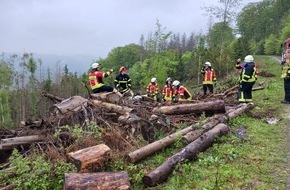 Feuerwehr Plettenberg: FW-PL: Ortsteil Selscheid - Feuerwehr rettet Hund aus Zwangslage