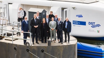 Universit&auml;t Duisburg-Essen: Demonstrationsfahrt mit Bundesverkehrsminister Patrick Schnieder auf auftonomem Forschungsschiff NOVA