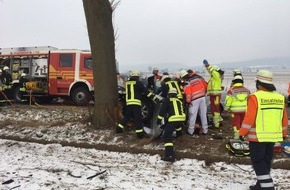 Polizeiinspektion Hameln-Pyrmont/Holzminden: POL-HM: Tödlicher Verkehrsunfall - Pkw prallt auf Landesstraße 433 gegen Baum