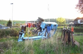Polizeiinspektion Hildesheim: POL-HI: Umgestürzter Bagger verursacht Kontamination durch auslaufenden Kraftstoff und Hydrauliköl