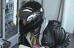 Polizeipräsidium Frankfurt am Main: POL-F: 120809 - 1020 Frankfurt-Rödelheim: Nachtrag zur  Meldung Nr. 120722 - 951 Raub auf Tankstelle  - Zeugen gesucht - Bitte Bilder beachten