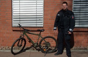 Polizeiinspektion Hameln-Pyrmont/Holzminden: POL-HOL: Hat der Einbrecher neben Fahrradanhänger möglicherweise auch das Fahrrad zurückgelassen? - Polizei fragt: Wer ist der Besitzer dieses Fahrrades? -