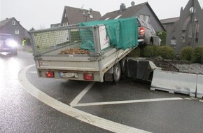 Polizei Rheinisch-Bergischer Kreis: POL-RBK: Odenthal - Geländewagen mit Anhänger landet im Hochbeet eines Kreisverkehrs