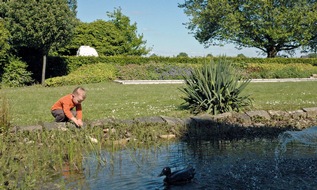 DLRG - Deutsche Lebens-Rettungs-Gesellschaft: Kinderfalle Gartenteich / Eltern unterschätzen oft die Gefahren für die Kleinsten