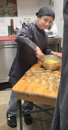 Pressemitteilung: &bdquo;Die Fly &amp; Help Show&ldquo;  &ndash;  Eineinhalb K&ouml;che tischen f&uuml;r Schlagerstars auf