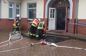 Freiwillige Feuerwehr Gemeinde Schiffdorf: FFW Schiffdorf: Alarm in der Grundschule Sellstedt - Übung unter echten Bedingungen
