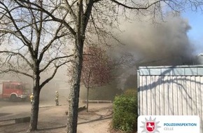 Polizeiinspektion Celle: POL-CE: Klein Hehlen - Dach der Grundschule fängt Feuer