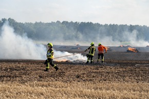 FW Flotwedel: Brennende Ballenpresse sorgt für überörtlichen Feuerwehreinsatz bei Papenhorst