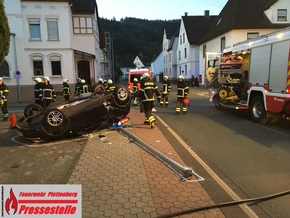 FW-PL: OT-Stadtmitte. Schwerer Verkehrsunfall. PKW überschlägt sich und kollidiert mit Straßenlaterne. Fahrer verletzt.