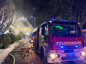 FW-AUR: Geb&auml;ude nach Durchz&uuml;ndung vollst&auml;ndig in Flammen