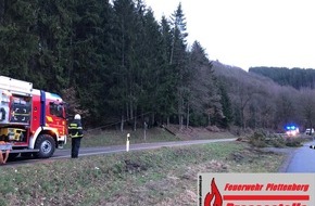Feuerwehr Plettenberg: FW-PL: Bilanz eines stürmischen Wochenendes. 32 Einsätze für die Plettenberger Feuerwehr