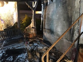 FW Ratingen: Brennende Terrassenüberdachung am Einfamilienhaus in Ratingen Lintorf
