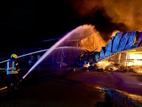 FW Hünxe: Abschlussmeldung: Halle eines Gewerbebetriebs in Vollbrand