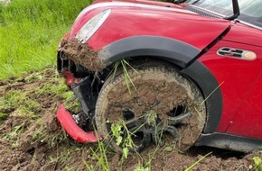 Polizei Minden-L&uuml;bbecke: POL-MI: Autofahrer ger&auml;t in Stra&szlig;engraben