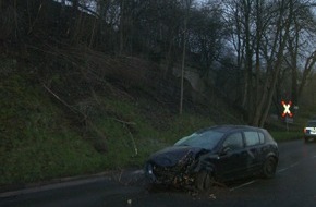Polizeiinspektion Hameln-Pyrmont/Holzminden: POL-HOL: Ostersonntag - Holzminden, Sylbecker Berg: Fahrer hatte bei spektakulärem Unfall "Schutzengel" - Gegen Baum geprallt, mehrfach überschlagen und 10 Meter Böschung heruntergestürzt -