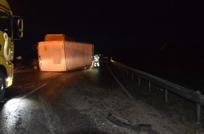 Kreispolizeibehörde Herford: POL-HF: Schwerer Unfall aufgrund von Glätte- Anhänger kippt auf Fahrbahn