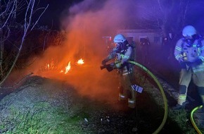 Feuerwehr Helmstedt: FW Helmstedt: Brennende Gartenlaube gemeldet.